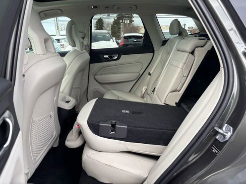 Used 2018 Volvo XC60 T5 Momentum w/ Vision Package image 19