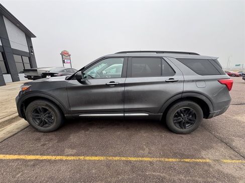 Used 2020 Ford Explorer XLT w/ Comfort Package image 2