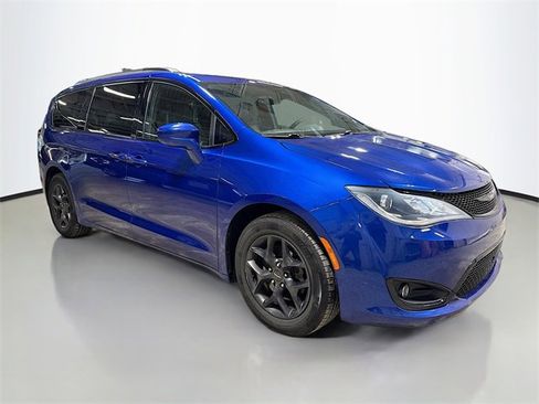 Used 2019 Chrysler Pacifica Touring-L Plus w/ S Appearance Package image 5