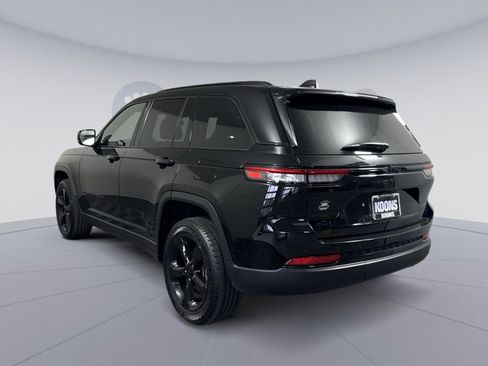 Used 2023 Jeep Grand Cherokee Altitude AWD/4WD image 4