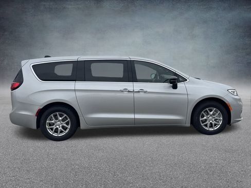 New 2026 Chrysler Pacifica Select image 4