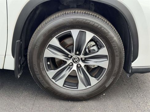 Used 2024 Toyota Highlander XLE image 27