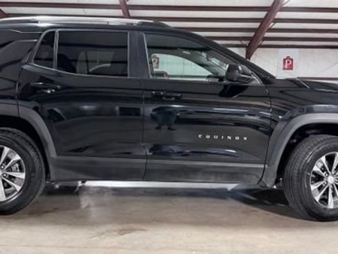 Used 2025 Chevrolet Equinox LT w/ Convenience Package II FWD image 2