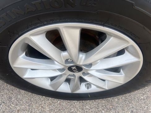 Used 2019 Kia Sorento LX image 43