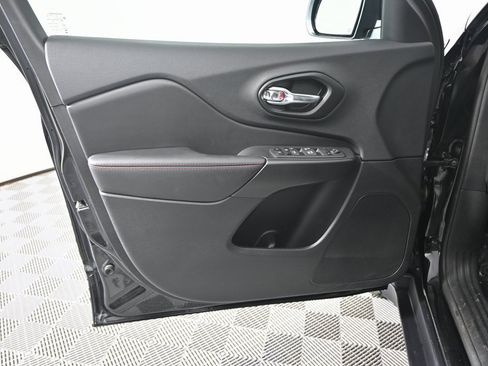 Used 2022 Jeep Cherokee Trailhawk image 18