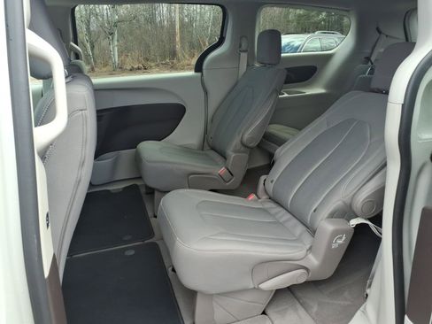 Used 2017 Chrysler Pacifica Touring FWD image 11