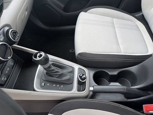 Used 2025 Hyundai Venue SEL FWD image 7
