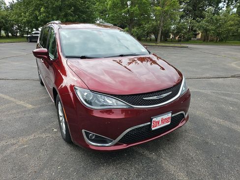 Used 2018 Chrysler Pacifica Touring-L FWD image 8