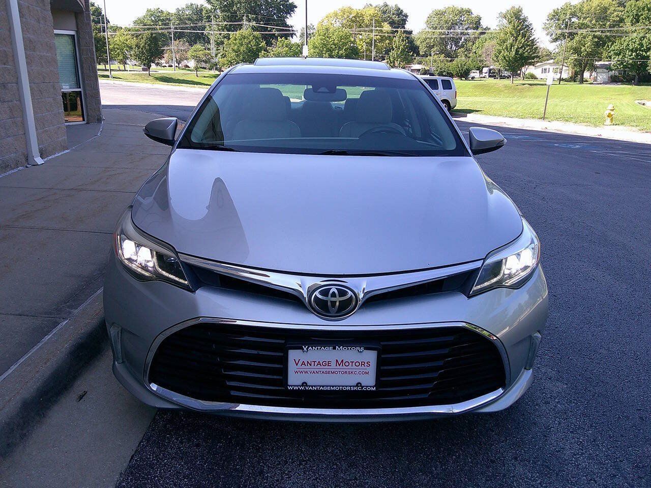 Used 2018 Toyota Avalon Touring w/ Protection Package FWD image 2