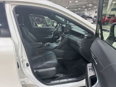 Used 2022 Toyota Venza XLE image 18
