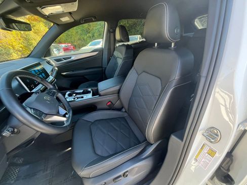 Used 2025 Volkswagen Atlas Cross Sport SE image 31