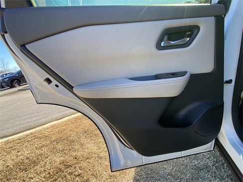 Used 2024 Nissan Rogue SV image 14