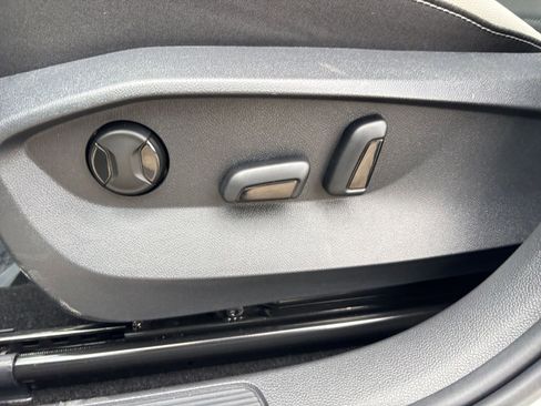 Used 2025 Volkswagen Taos SE image 23