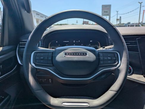 Used 2024 Jeep Wagoneer L Series III w/ Flexible Seating Group AWD/4WD image 17