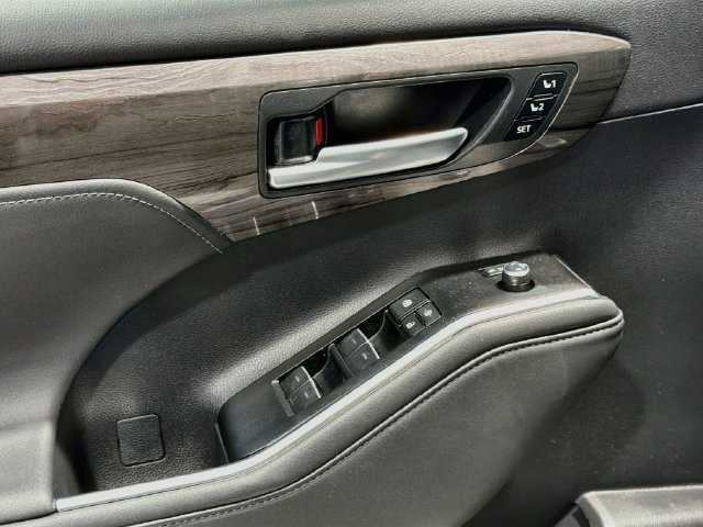 Used 2026 Toyota Highlander Limited AWD/4WD image 15