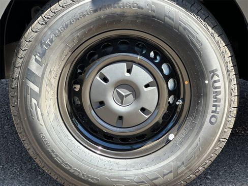 Used 2024 Mercedes-Benz Sprinter 2500 image 32