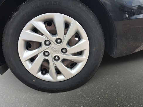 Used 2019 Hyundai Elantra SE w/ Cargo Package FWD image 7