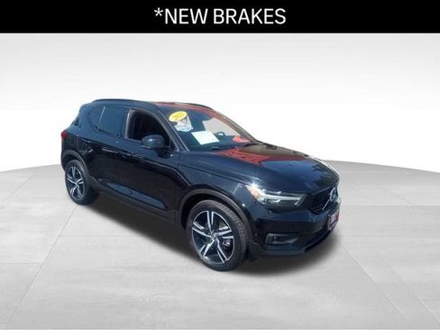 Used 2022 Volvo XC40 T5 R-Design image 3