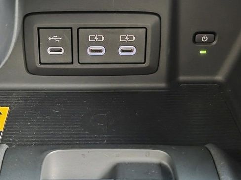 Used 2023 Toyota Venza XLE image 14