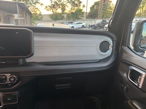 Used 2025 Jeep Wrangler Sahara image 35