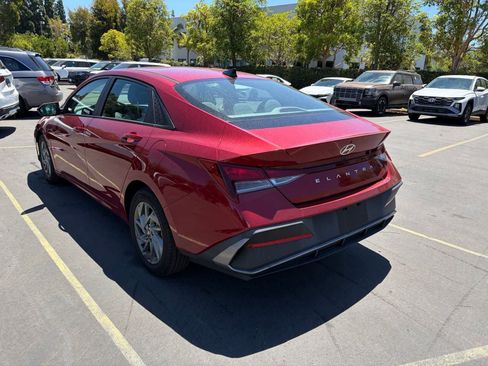 Used 2024 Hyundai Elantra SEL FWD image 4