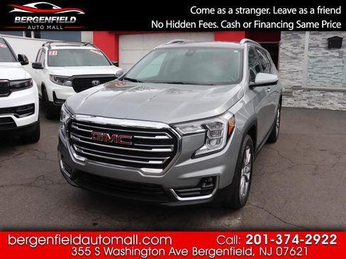 Used 2024 GMC Terrain SLT image 1
