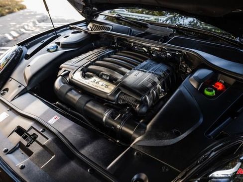 Used 2018 Porsche Cayenne Platinum Edition image 76