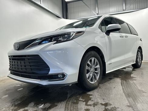 Used 2021 Toyota Sienna XLE w/ XLE Plus Package image 31