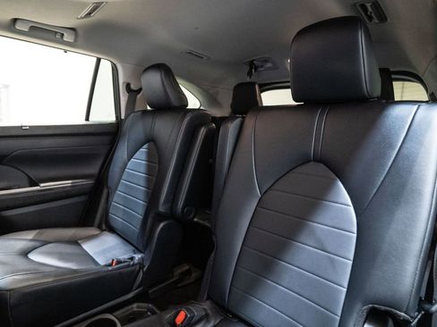 Certified 2024 Toyota Highlander XLE image 29