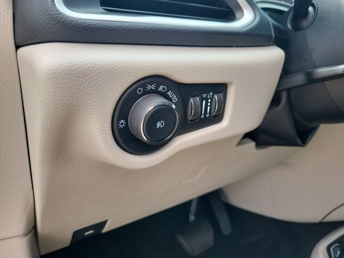 Used 2023 Chrysler Pacifica Touring-L FWD image 22
