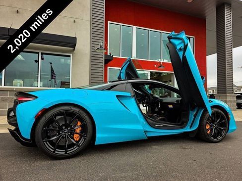 Used 2025 McLaren Artura Spider RWD image 3