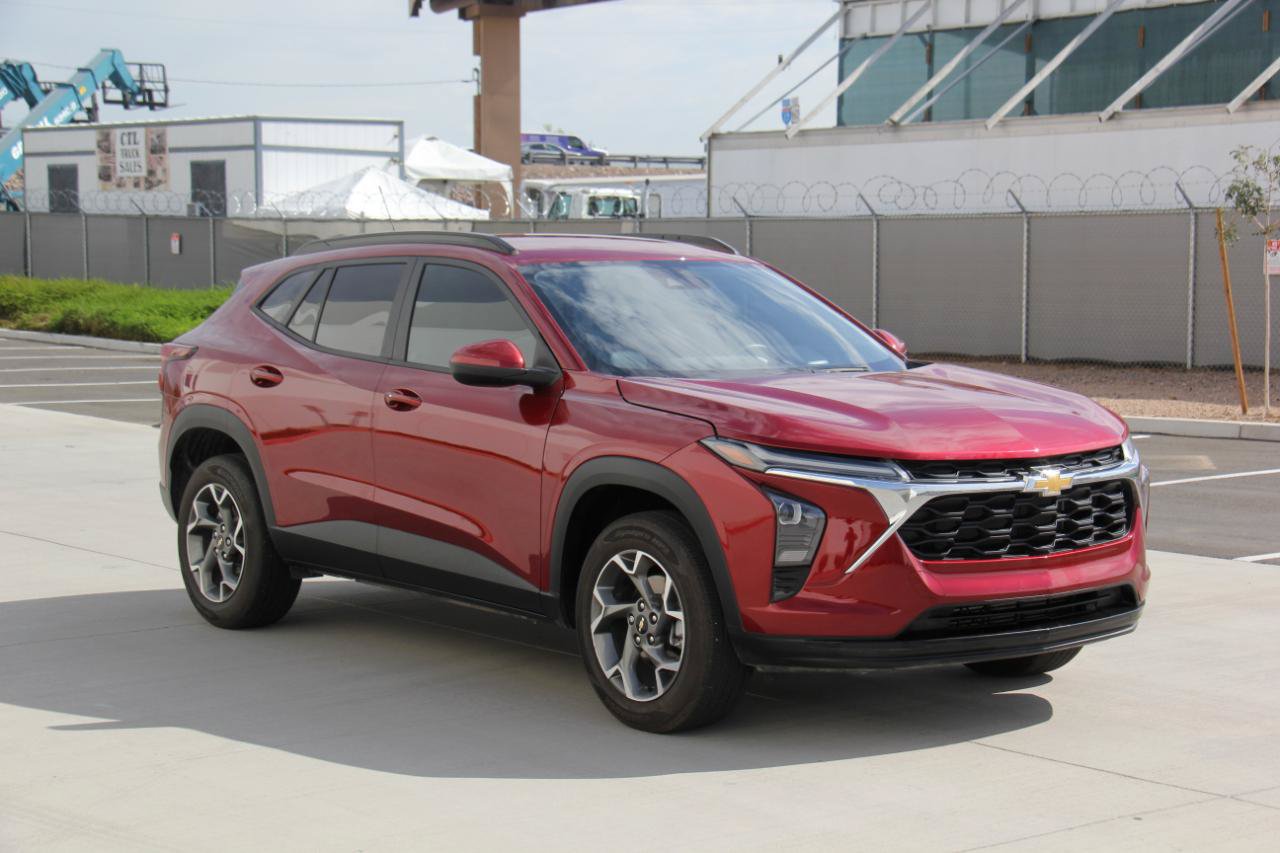 Used 2025 Chevrolet Trax LT w/ LT Convenience Package FWD image 3