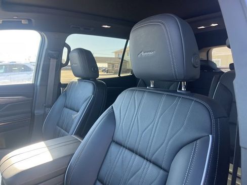 Used 2025 Buick Enclave Avenir image 12