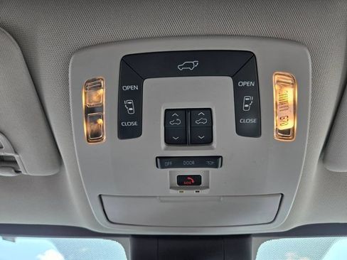 Used 2025 Toyota Sienna XLE FWD image 28