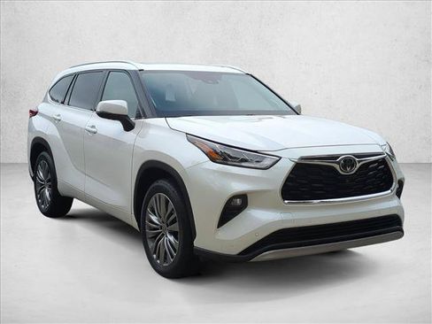 Used 2020 Toyota Highlander Platinum FWD image 3