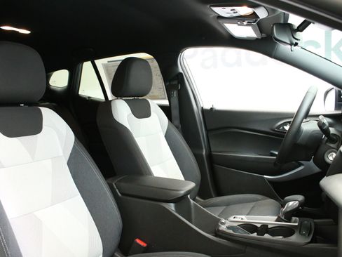 Certified 2025 Chevrolet Trax RS w/ Driver Confidence Package FWD image 34