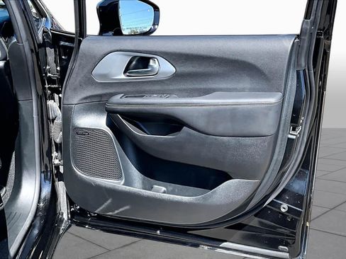 Used 2026 Chrysler Pacifica Limited w/ Uconnect Theater Family Group FWD image 22