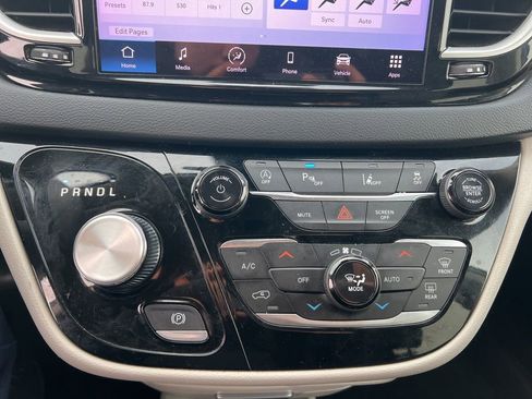 Used 2023 Chrysler Pacifica Touring-L image 20