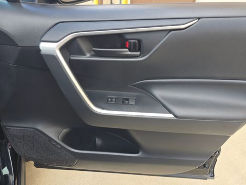 Used 2021 Toyota RAV4 LE image 21