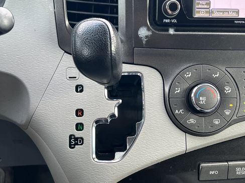 Used 2012 Toyota Sienna LE image 23