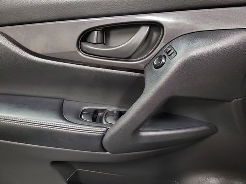 Used 2020 Nissan Rogue S FWD image 19