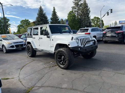 Used 2017 Jeep Wrangler Unlimited Sahara w/ Dual Top Group AWD/4WD image 9