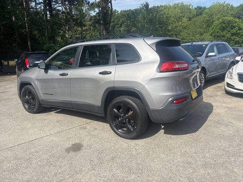 Used 2021 Jeep Grand Cherokee Laredo RWD image 8