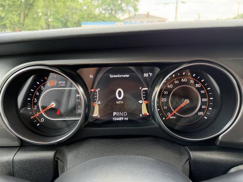 Used 2019 Jeep Wrangler Unlimited Sahara w/ Cold Weather Group AWD/4WD image 22