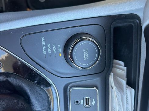 Used 2019 Jeep Cherokee Limited w/ Luxury Group image 23