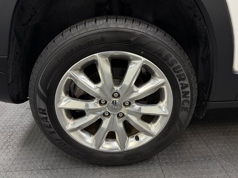 Used 2017 Jeep Cherokee Limited image 12