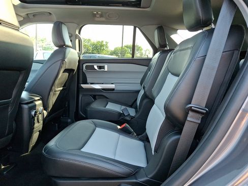 Used 2022 Ford Explorer XLT w/ Equipment Group 202A AWD/4WD image 10