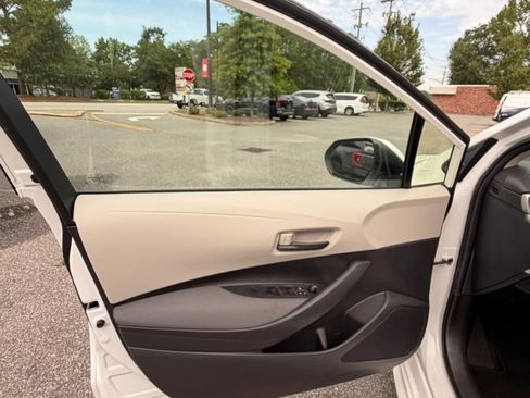Used 2022 Toyota Corolla LE FWD image 14
