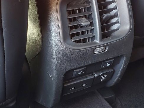 Used 2019 Jeep Cherokee Overland image 35