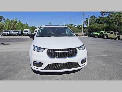 Used 2024 Chrysler Pacifica Limited FWD image 41